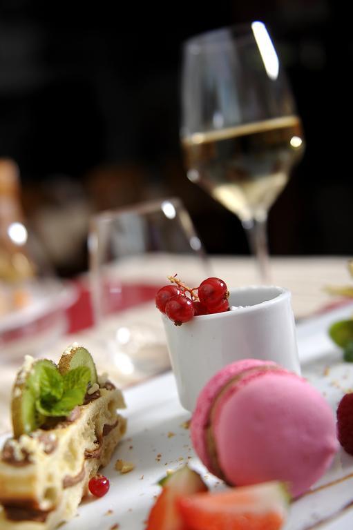 Le Lion D'Or - Logis Hotels - Hotel 2 Etoiles Et Restaurant Ingrandes  Eksteriør bilde